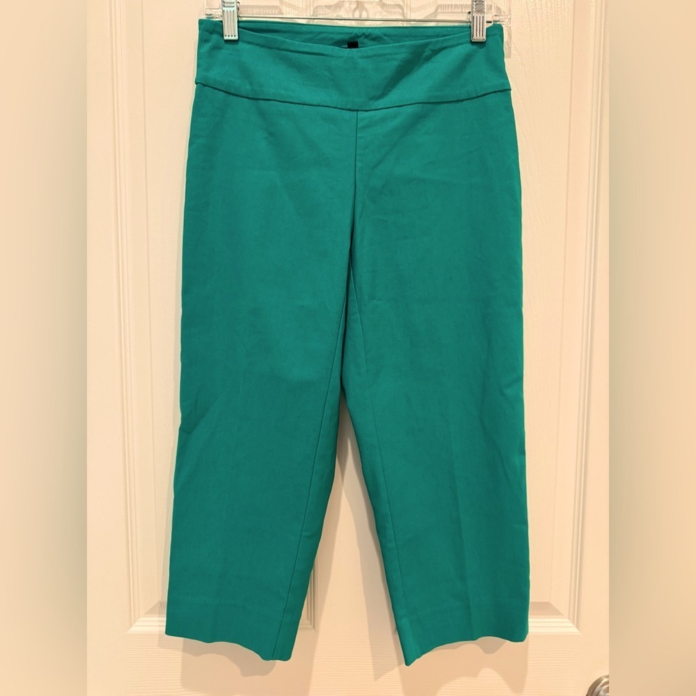 Rafinalla Perfect Fit green capris pants in size 6 🍀